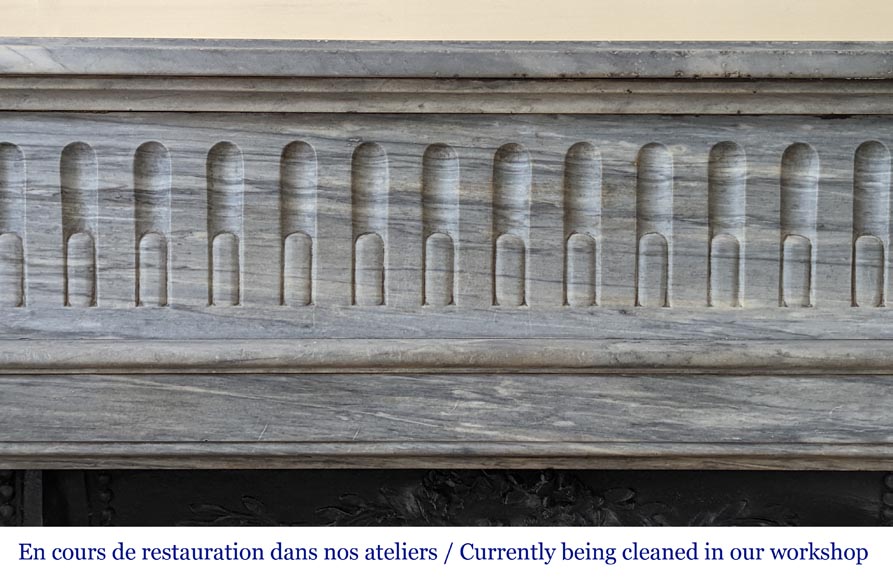 Cheminée de style Louis XVI à rudenture aux coins arrondis en Turquin clair-1