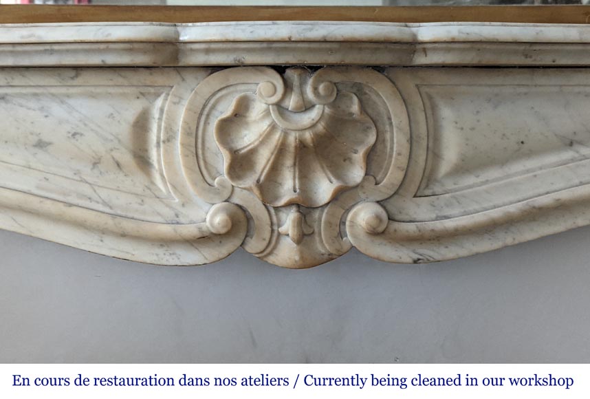 Cheminée de style Louis XV aux trois coquilles en marbre de Carrare-1