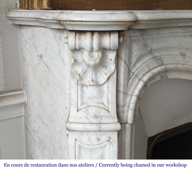 Cheminée de style Louis XV aux trois coquilles en marbre de Carrare-3
