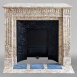Cheminée de style Louis XVI à rudentures en marbre Breccia Nuvolata 