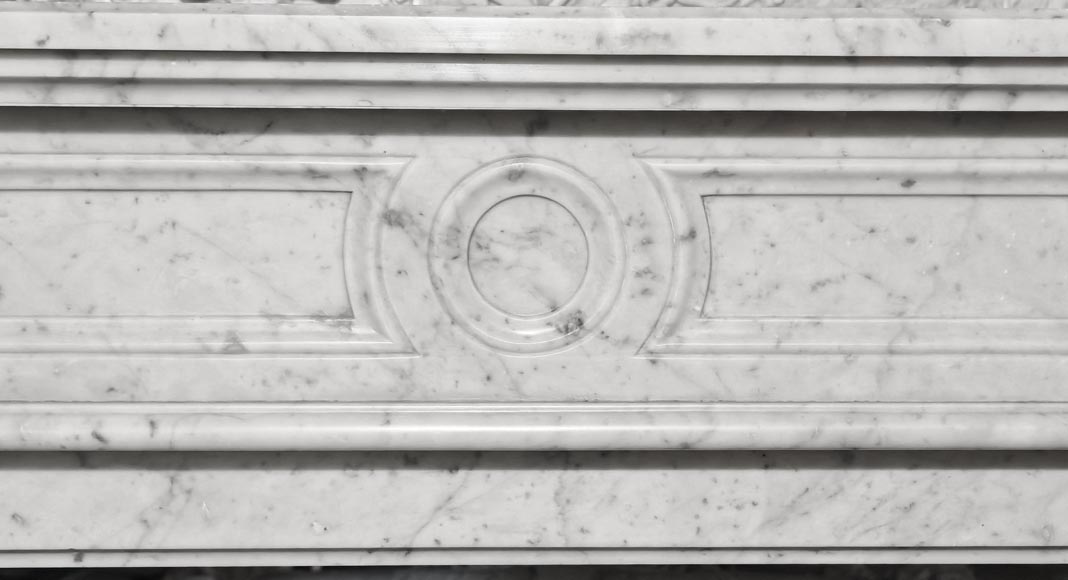 Cheminée de style Louis XVI à décor mouluré, en marbre de Carrare-1