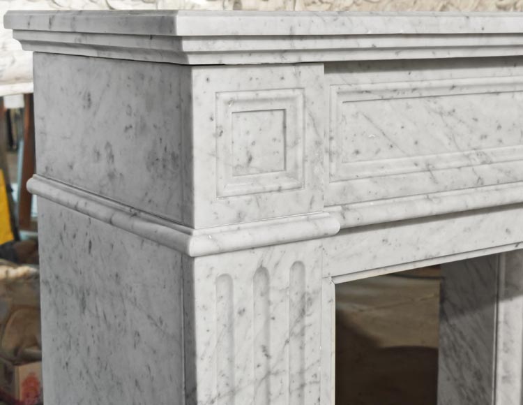 Cheminée de style Louis XVI à décor mouluré, en marbre de Carrare-3