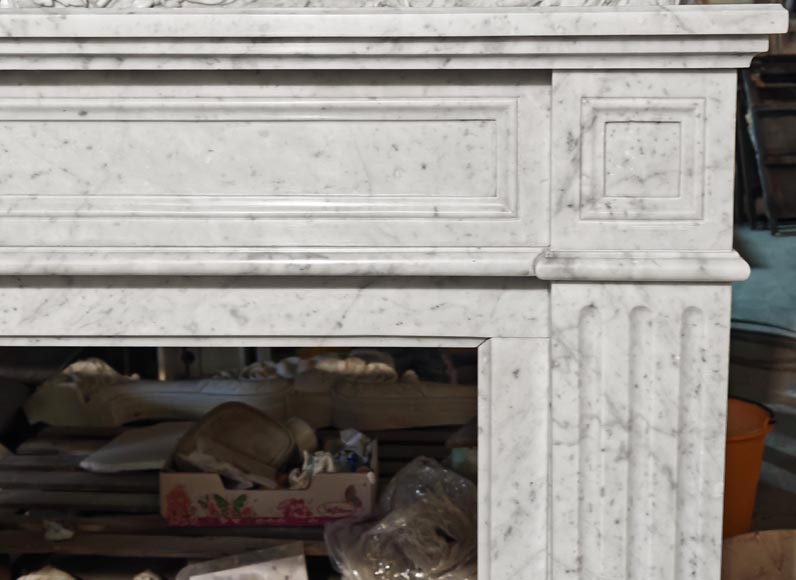 Cheminée de style Louis XVI à décor mouluré, en marbre de Carrare-6