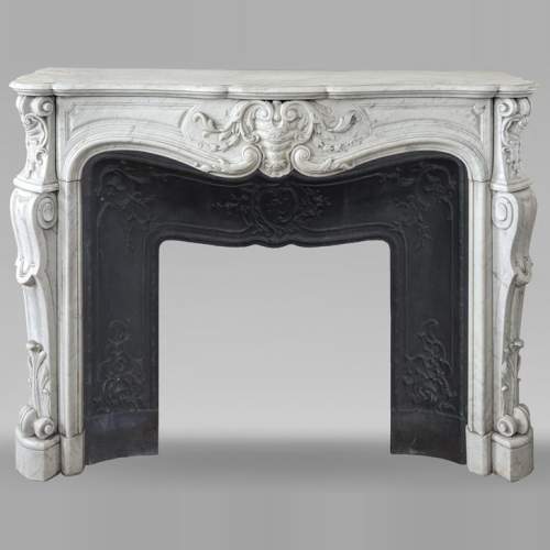 Grande cheminée de style Louis XV en marbre de Carrare au riche décor