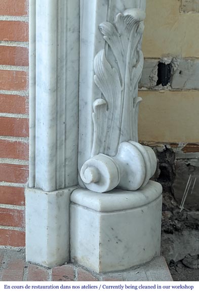 Grande cheminée de style Louis XV en marbre de Carrare au riche décor-10