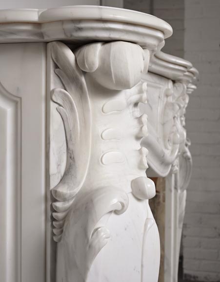 Cheminée de style Louis XV en marbre statuaire veiné-7