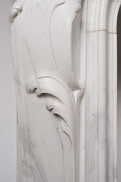 Cheminée de style Louis XV en marbre statuaire veiné-8