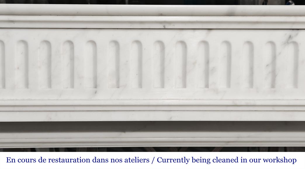Cheminée de style Louis XVI en marbre de Carrare, à colonnes détachées Cheminée de style Louis XVI en marbre de Carrare, à colonnes détachées-1