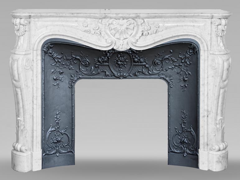 Cheminée de style Louis XV en marbre de Carrare, au décor fleuri-0