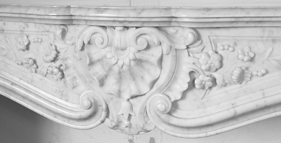 Cheminée de style Louis XV en marbre de Carrare, au décor fleuri-2