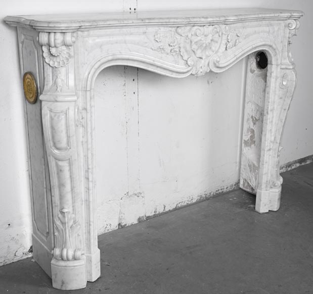 Cheminée de style Louis XV en marbre de Carrare, au décor fleuri-3