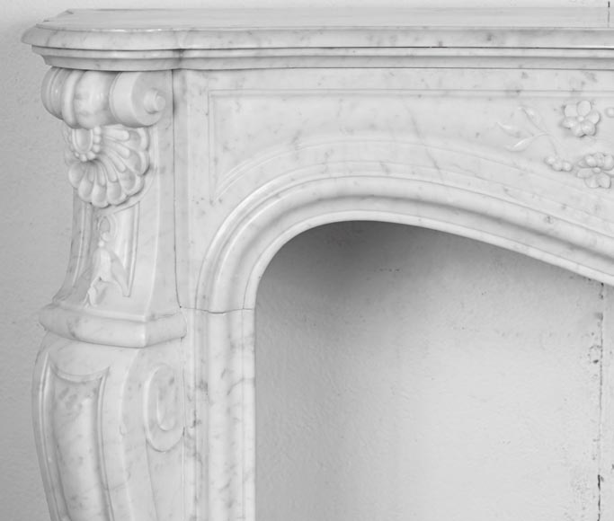 Cheminée de style Louis XV en marbre de Carrare, au décor fleuri-4