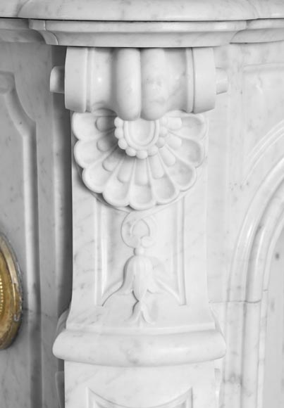 Cheminée de style Louis XV en marbre de Carrare, au décor fleuri-5