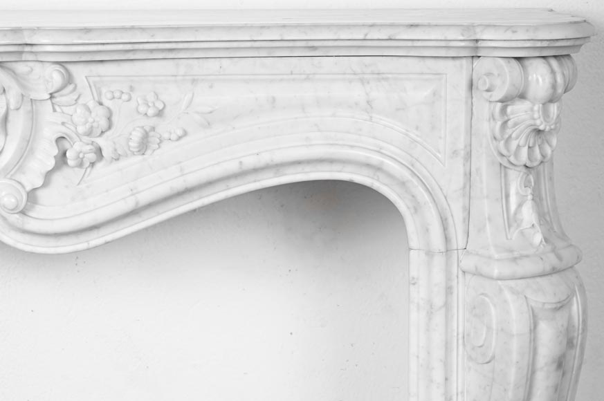 Cheminée de style Louis XV en marbre de Carrare, au décor fleuri-8