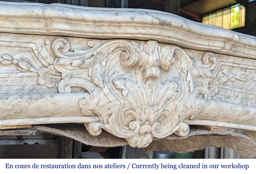 Exceptionnelle cheminée d'époque Napoléon III en marbre de Carrare veiné, orné d'un riche décor de palmettes et d'arabesques-2