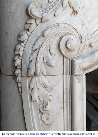 Exceptionnelle cheminée d'époque Napoléon III en marbre de Carrare veiné, orné d'un riche décor de palmettes et d'arabesques-9