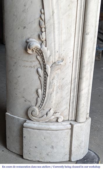 Exceptionnelle cheminée d'époque Napoléon III en marbre de Carrare veiné, orné d'un riche décor de palmettes et d'arabesques-10