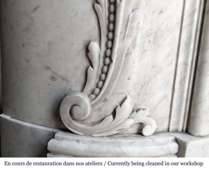 Exceptionnelle cheminée d'époque Napoléon III en marbre de Carrare veiné, orné d'un riche décor de palmettes et d'arabesques-11