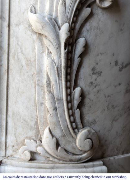 Exceptionnelle cheminée d'époque Napoléon III en marbre de Carrare veiné, orné d'un riche décor de palmettes et d'arabesques-17