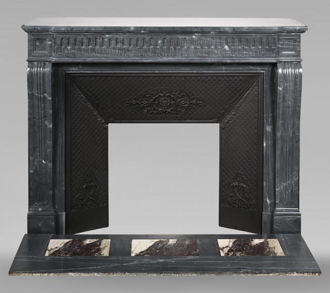Cheminée De Style Louis XVI En Marbre Blanc Veiné De Carra