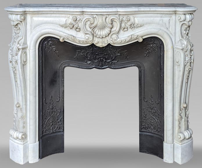 Cheminée de style Louis XV au décors fleuri sculpté en marbre de Carrare-0