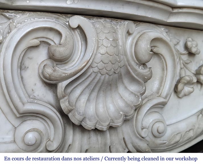 Cheminée de style Louis XV au décors fleuri sculpté en marbre de Carrare-2