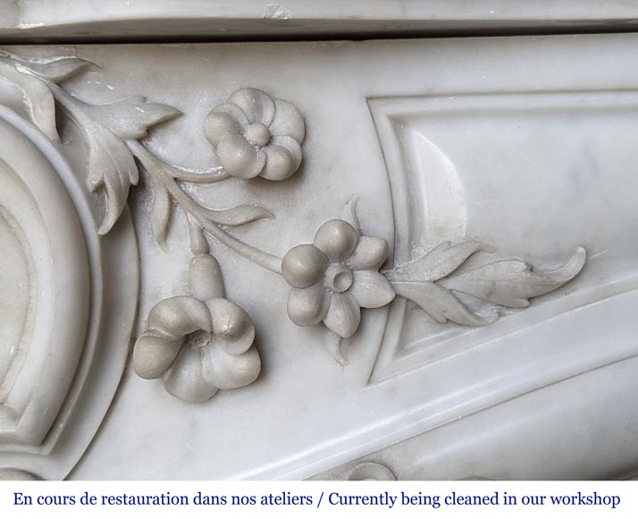 Cheminée de style Louis XV au décors fleuri sculpté en marbre de Carrare-3