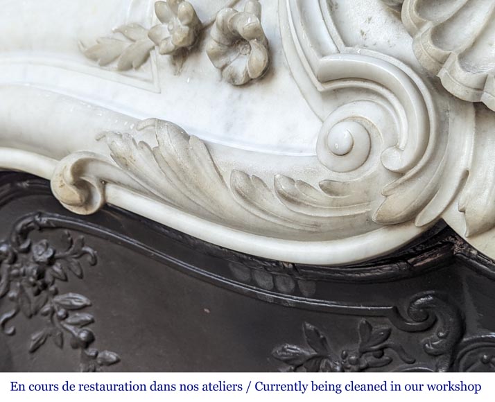 Cheminée de style Louis XV au décors fleuri sculpté en marbre de Carrare-4