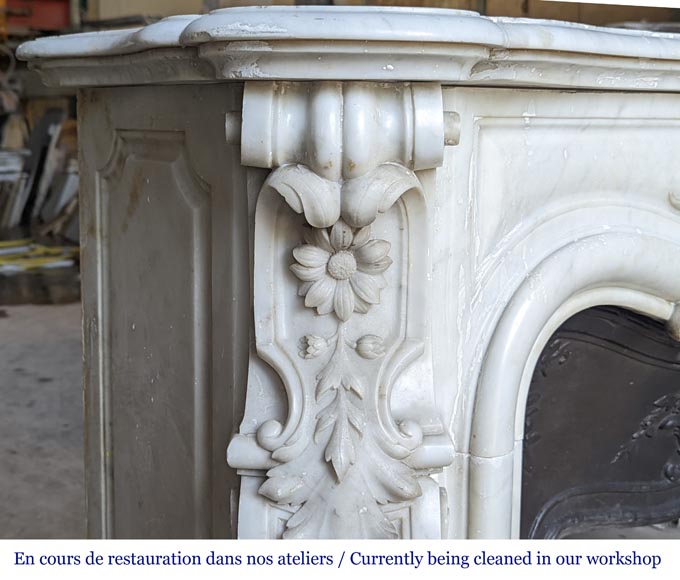 Cheminée de style Louis XV au décors fleuri sculpté en marbre de Carrare-6