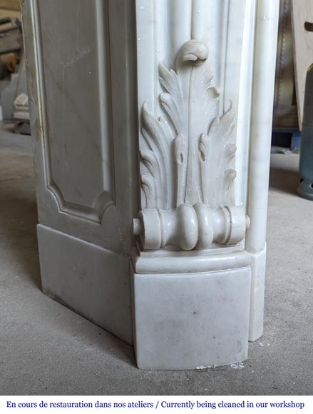 Cheminée de style Louis XV au décors fleuri sculpté en marbre de Carrare-8