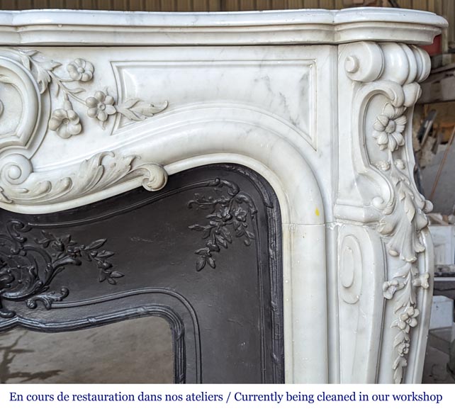 Cheminée de style Louis XV au décors fleuri sculpté en marbre de Carrare-10