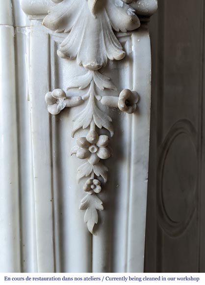 Cheminée de style Louis XV au décors fleuri sculpté en marbre de Carrare-11