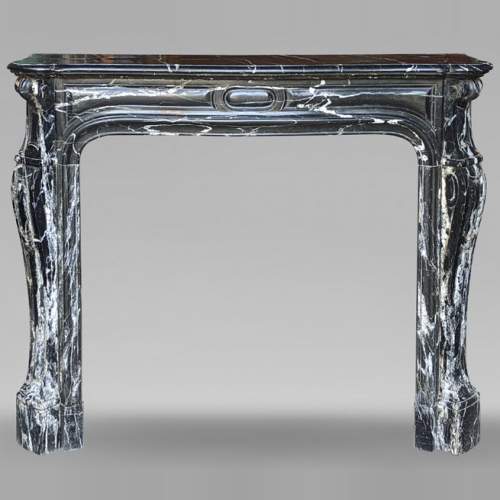 Cheminée Pompadour de style Louis XV en marbre Noir Marquina