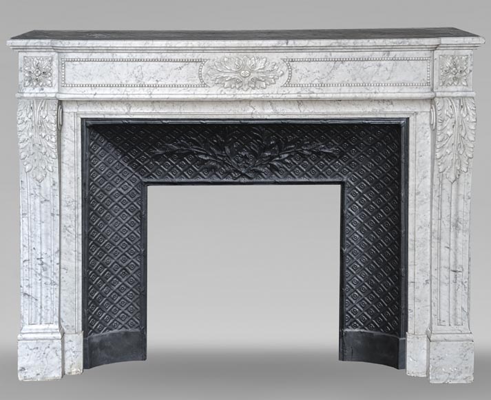 Cheminée de style Louis XVI à feuilles d'acanthe sculptées en marbre de Carrare-0