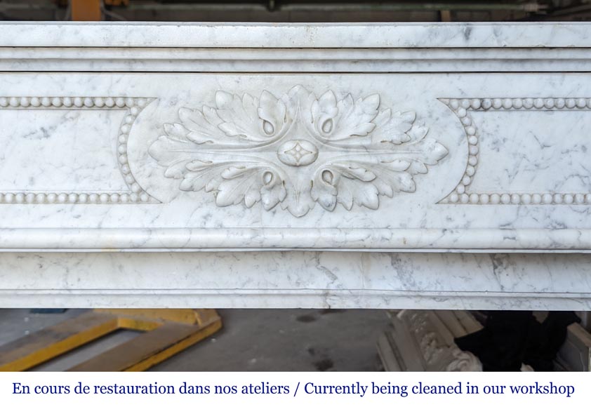 Cheminée de style Louis XVI à feuilles d'acanthe sculptées en marbre de Carrare-1