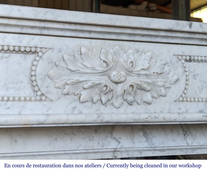 Cheminée de style Louis XVI à feuilles d'acanthe sculptées en marbre de Carrare-2