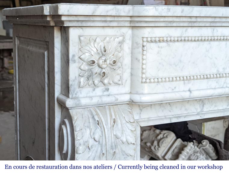 Cheminée de style Louis XVI à feuilles d'acanthe sculptées en marbre de Carrare-4