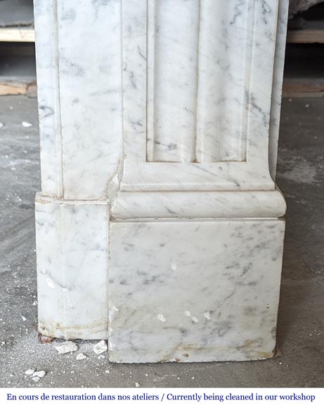Cheminée de style Louis XVI à feuilles d'acanthe sculptées en marbre de Carrare-9