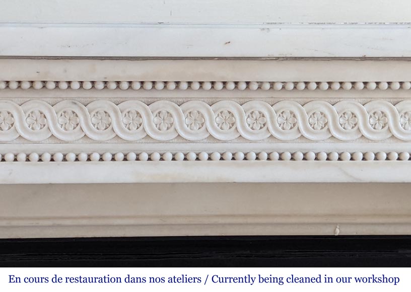 Cheminée de style Louis XVI à demies colonnes corinthiennes et frise perlée en marbre statuaire-1