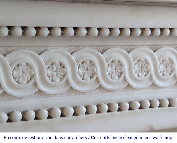 Cheminée de style Louis XVI à demies colonnes corinthiennes et frise perlée en marbre statuaire-2