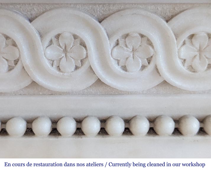 Cheminée de style Louis XVI à demies colonnes corinthiennes et frise perlée en marbre statuaire-3
