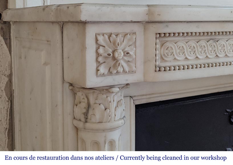 Cheminée de style Louis XVI à demies colonnes corinthiennes et frise perlée en marbre statuaire-5