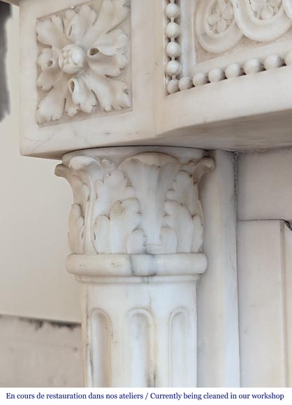 Cheminée de style Louis XVI à demies colonnes corinthiennes et frise perlée en marbre statuaire-6