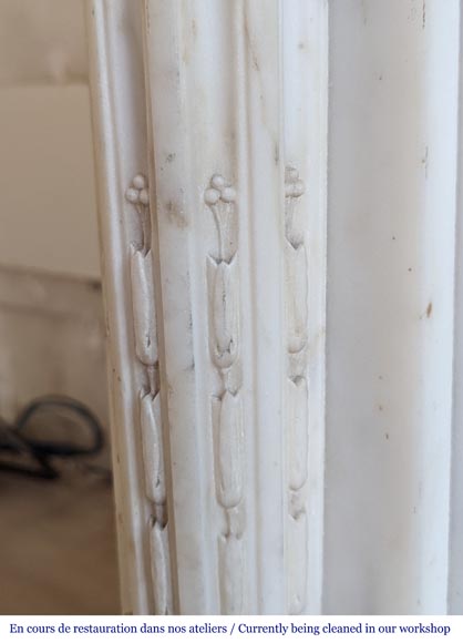 Cheminée de style Louis XVI à demies colonnes corinthiennes et frise perlée en marbre statuaire-7