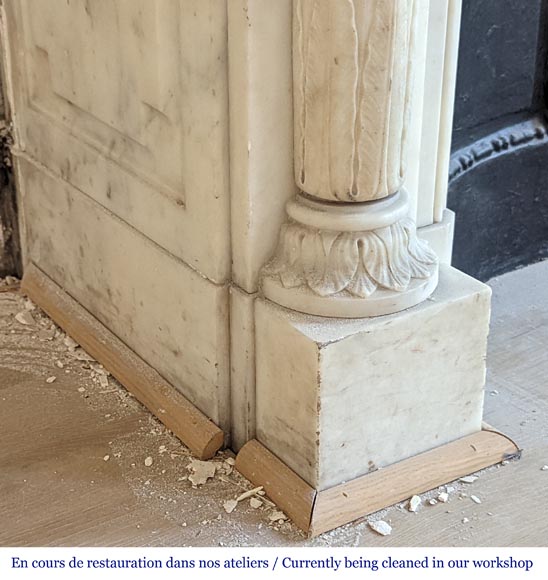 Cheminée de style Louis XVI à demies colonnes corinthiennes et frise perlée en marbre statuaire-8