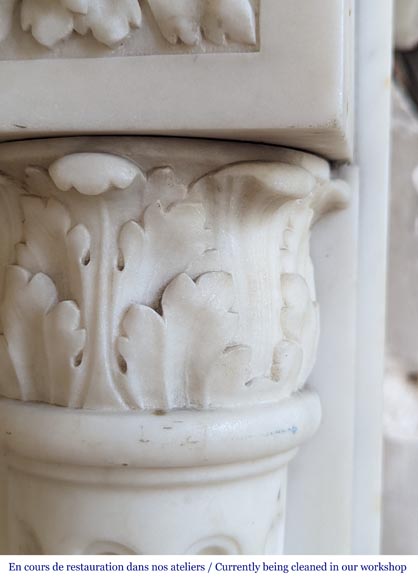 Cheminée de style Louis XVI à demies colonnes corinthiennes et frise perlée en marbre statuaire-11