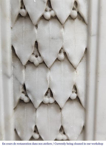 Cheminée de style Louis XVI à la frise de houx sculptée en marbre de Carrare-7