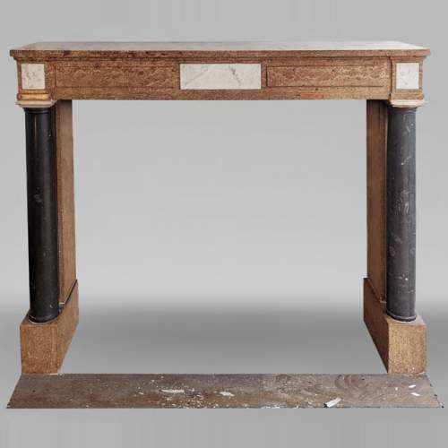 Cheminée bicolore de style Directoire en granite et colonnes détachées en marbre noir
