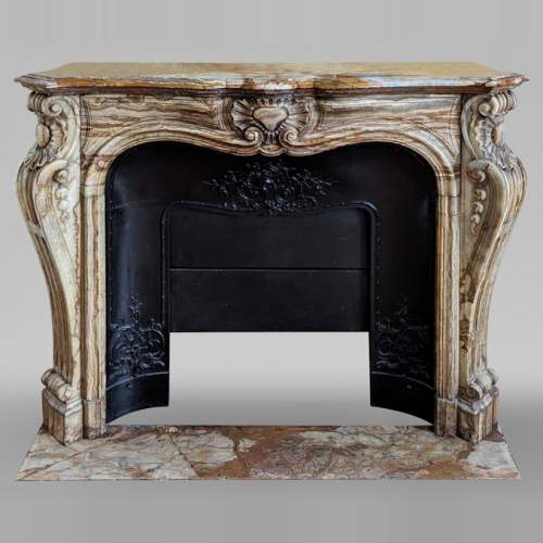 Cheminée de style Louis XV en onyx
