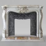 Cheminée de style Louis XV en marbre de Carrare